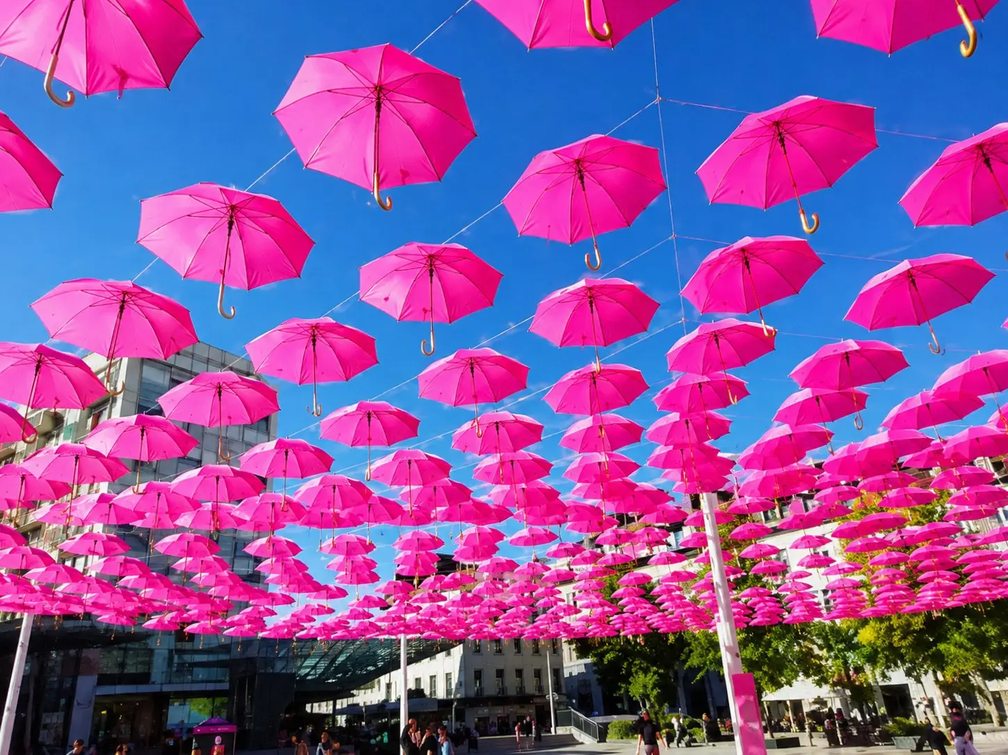 Parapluie rose de la ville de Foix pour octobre rose